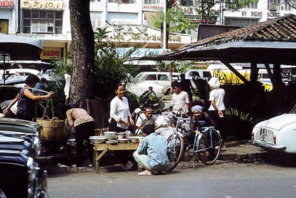 Saigon quán hàng rong bún thịt nướng và ngồi ăn tại chỗ
