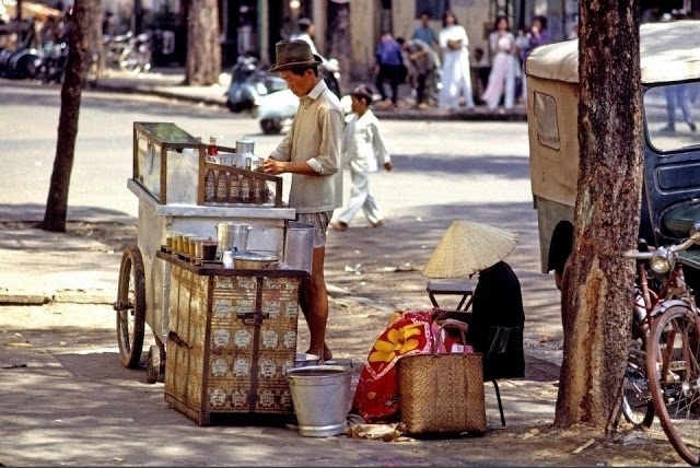 Saigon city quán hàng rong bình dân bên lề đường