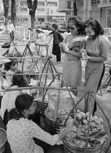 Saigon city quán hàng rong bình dân bên lề đường