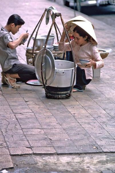 Saigon city quán hàng rong bình dân bên lề đường