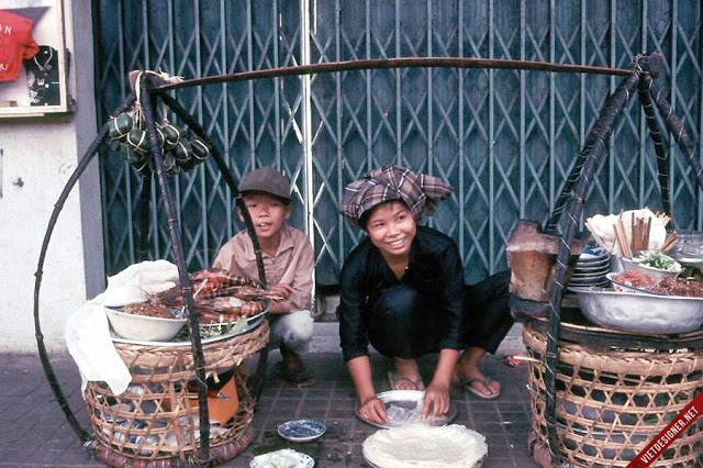 Saigon quán hàng rong bún tôm, gỏi cuốn