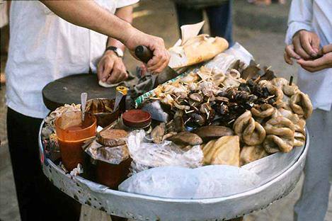 Saigon city quán hàng rong dồi nướng với tương ớt đặc biệt