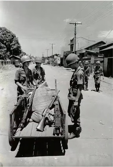 Saigon Binh sĩ Việt Nam Cộng Hòa thu nhặt súng ống của đồng đội bỏ lại history | Lịch sử Sài Gòn qua ảnh | Sài Gòn hòn ngọc Viễn Đông