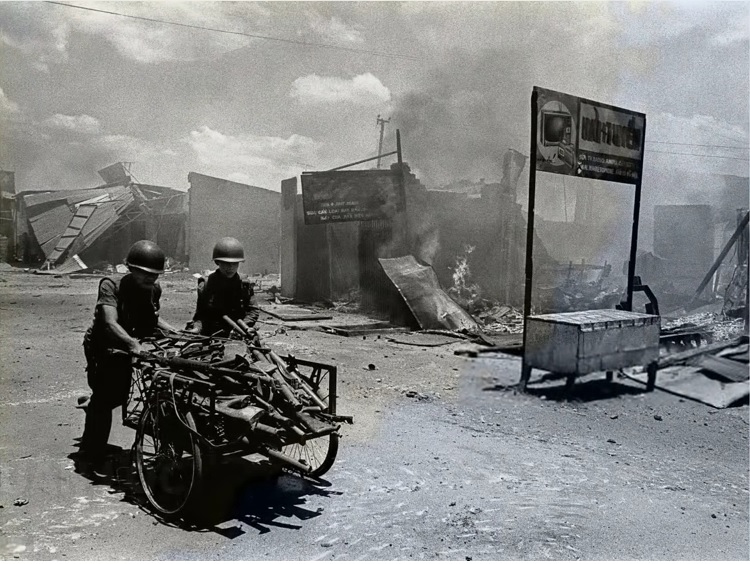 Sài Gòn Binh sĩ Việt Nam Cộng Hòa thu nhặt súng ống của đồng đội bỏ lại | Saigon history | Lịch sử Sài Gòn qua ảnh | Sài Gòn hòn ngọc Viễn Đông