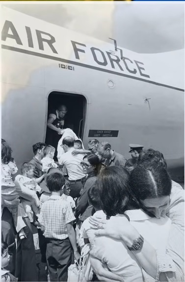 Sài Gòn Dân chúng miền Nam và người ngoại quốc di tản ở phi trường Tân Sơn Nhất | Saigon history | Lịch sử Sài Gòn qua ảnh | Sài Gòn hòn ngọc Viễn Đông