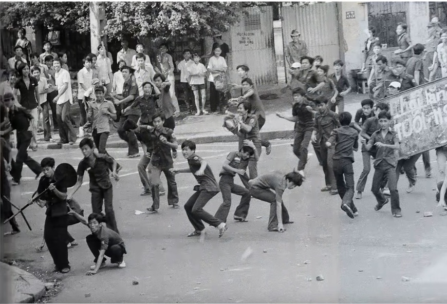 Saigon Một số thanh niên Sài Gòn biểu tình chống lịnh động viên 17 tuổi của chính phủ và gây nên những xáo trộn không cần thiết có lợi cho Việt cộng history | Lịch sử Sài Gòn qua ảnh | Sài Gòn hòn ngọc Viễn Đông