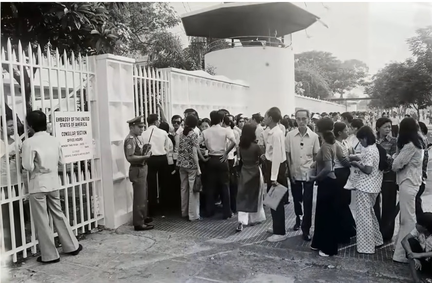 Sài Gòn Dân chúng miền Nam và người ngoại quốc di tản ở Tòa đại sứ Mỹ | Saigon history | Lịch sử Sài Gòn qua ảnh | Sài Gòn hòn ngọc Viễn Đông