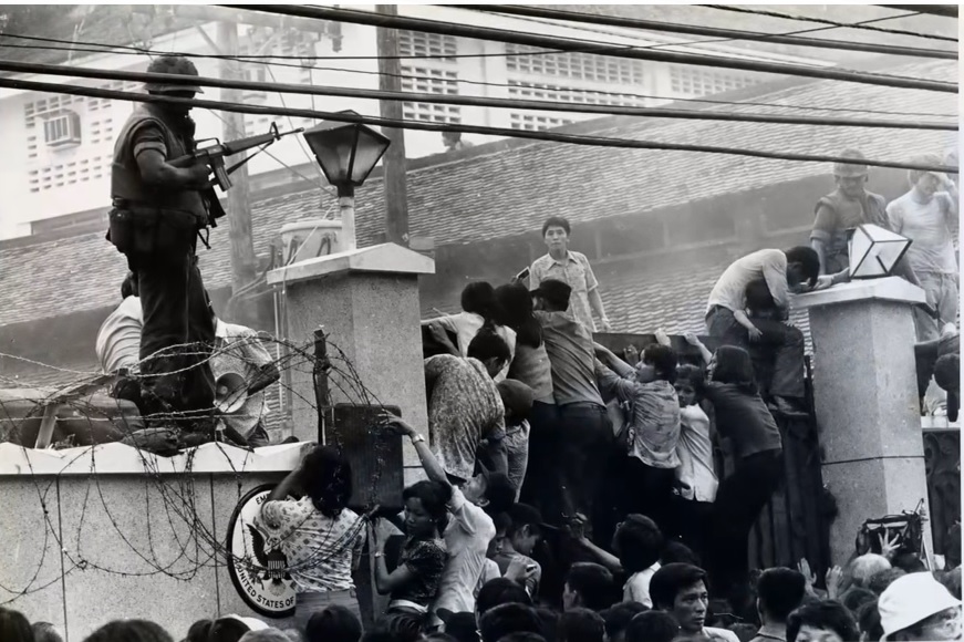 Sài Gòn Dân chúng miền Nam và người ngoại quốc di tản ở Tòa đại sứ Mỹ | Saigon history | Lịch sử Sài Gòn qua ảnh | Sài Gòn hòn ngọc Viễn Đông