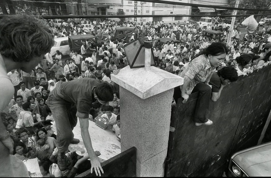 Sài Gòn Dân chúng miền Nam và người ngoại quốc di tản ở Tòa đại sứ Mỹ | Saigon history | Lịch sử Sài Gòn qua ảnh | Sài Gòn hòn ngọc Viễn Đông