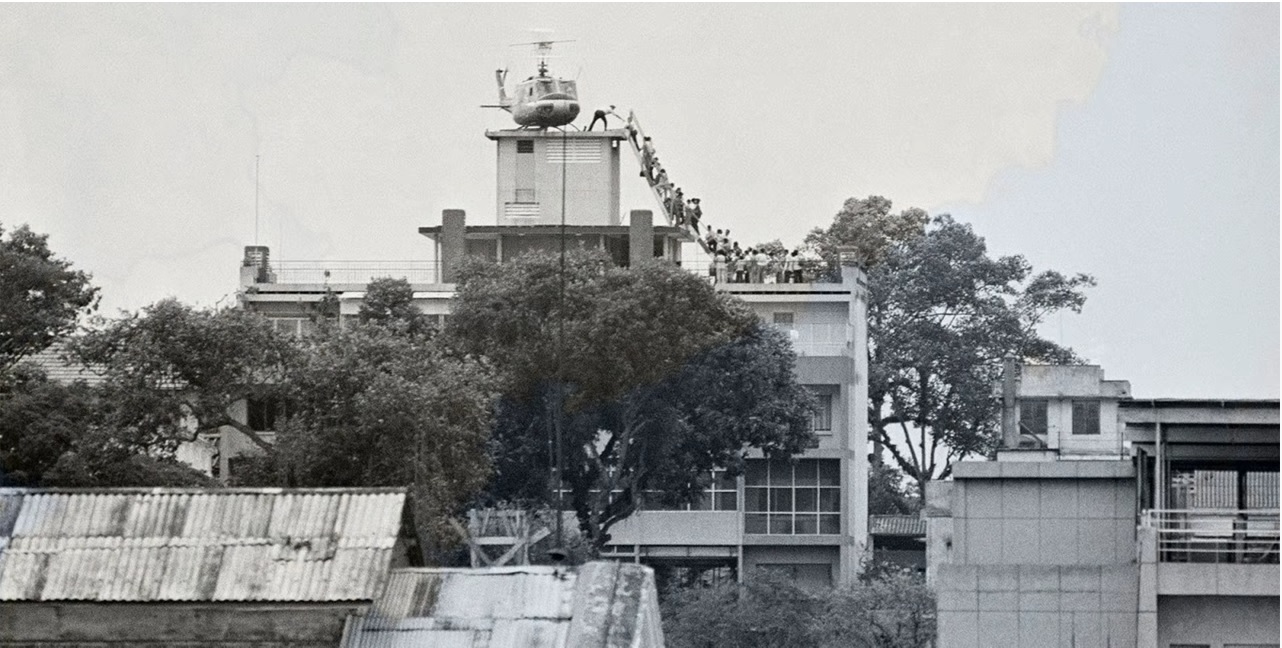 Sài Gòn Dân chúng miền Nam và người ngoại quốc di tản ở Tòa đại sứ Mỹ | Saigon history | Lịch sử Sài Gòn qua ảnh | Sài Gòn hòn ngọc Viễn Đông