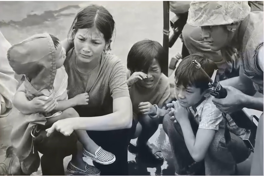 Saigon Dân chúng miền Nam và người ngoại quốc di tản ở Tòa đại sứ Mỹ history | Lịch sử Sài Gòn qua ảnh | Sài Gòn hòn ngọc Viễn Đông