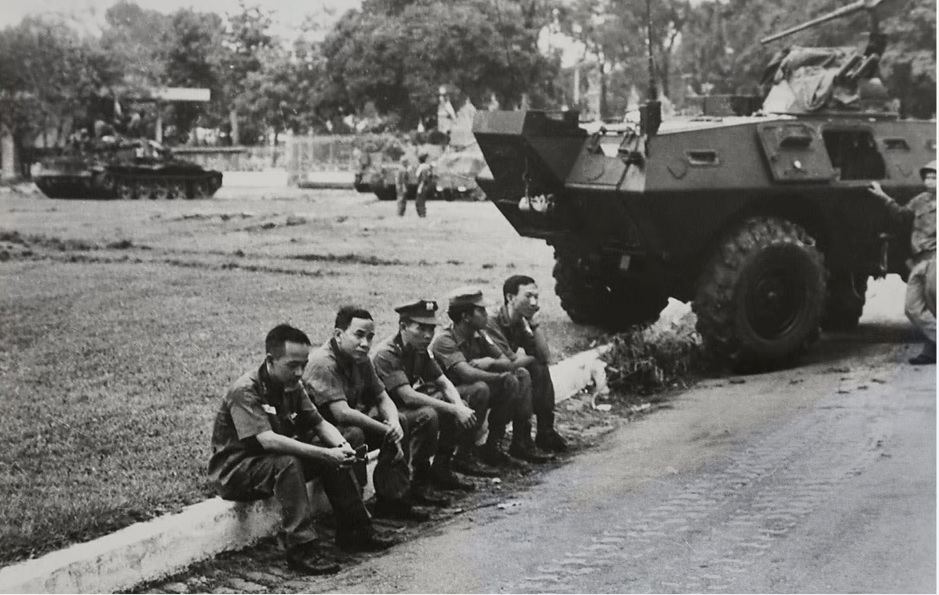 Saigon Một số quân nhân Việt Nam Cộng Hòa sau khi Việt cộng đã chiếm được Dinh Độc Lập history | Lịch sử Sài Gòn qua ảnh | Sài Gòn hòn ngọc Viễn Đông