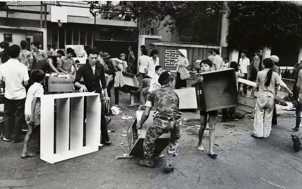 Saigon Một số dân Sài Gòn đi lượm của không chủ history | Lịch sử Sài Gòn qua ảnh | Sài Gòn hòn ngọc Viễn Đông
