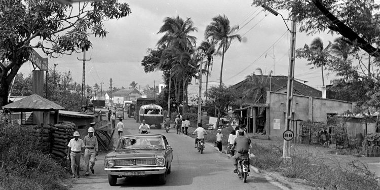 dốc Con Gà Quay từ Biên Hoà đỗ về chợ Thủ-Đức Saigon history | Lịch sử Sài Gòn qua ảnh | Sài Gòn hòn ngọc Viễn Đông