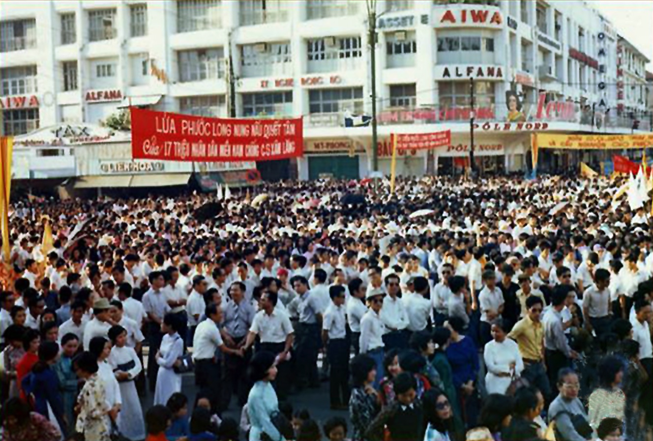 Cảnh đoàn người biểu tình lên án Cộng sản тấɴ  côɴԍ và chiếm tỉnh Phước Long ngày 6.1.1975, vi phạm hiệp định hòa bình Paris 1973 Saigon history | Lịch sử Sài Gòn qua ảnh | Sài Gòn hòn ngọc Viễn Đông