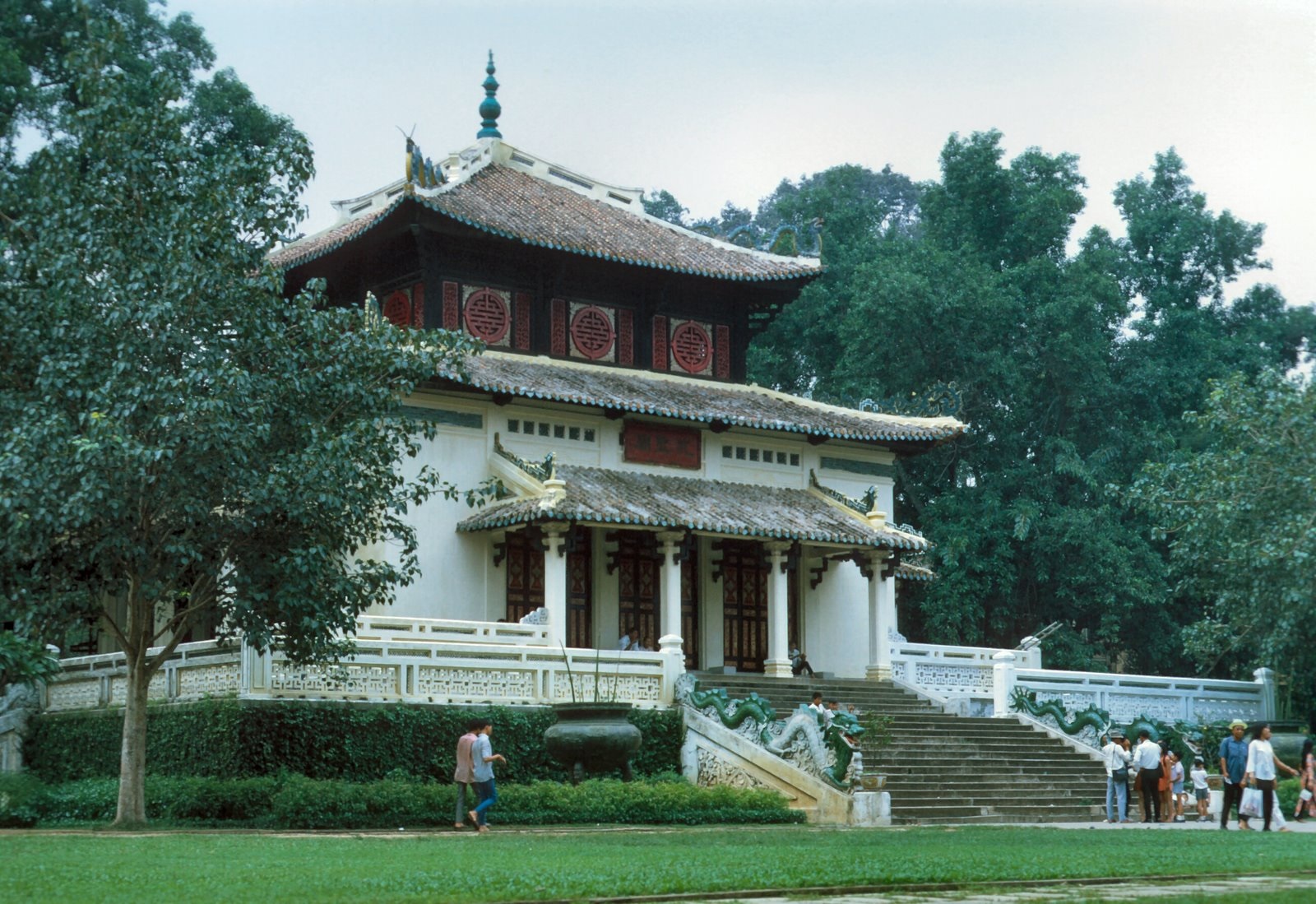 Một góc khác của Đền Kỷ Niệm Hùng Vương trong Thảo Cầm Viên, Saigon history | Lịch sử Sài Gòn qua ảnh | Sài Gòn hòn ngọc Viễn Đông