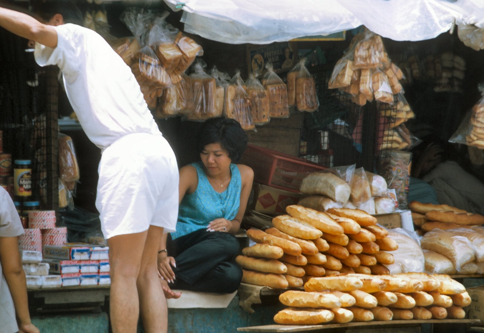 Hình ảnh tại một sạp bán bánh mì ở Sài Gòn ngày xưa, Sài Gòn  Saigon history | Lịch sử Sài Gòn qua ảnh | Sài Gòn hòn ngọc Viễn Đông
