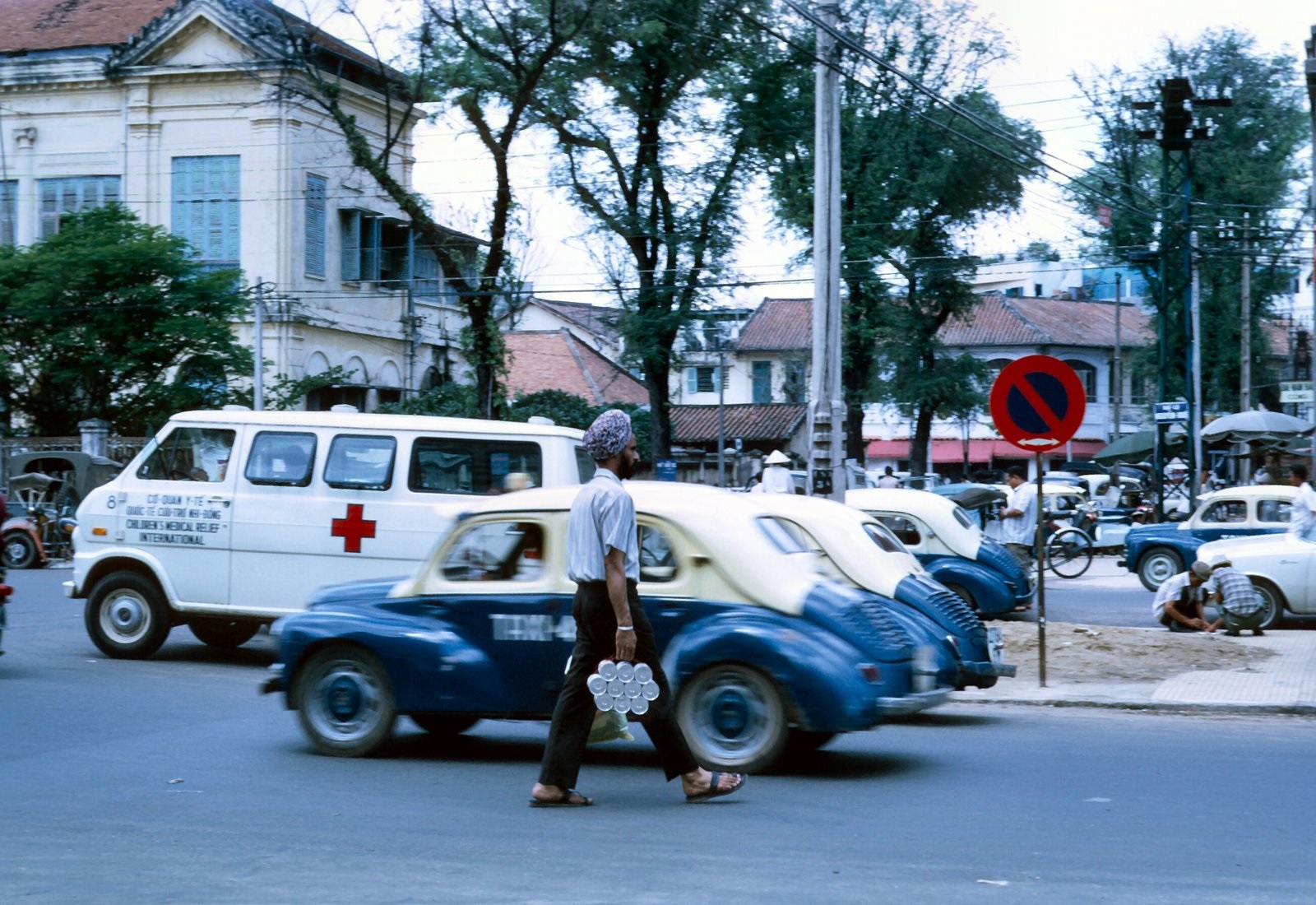 Khung cảnh xe cộ tấp nập trên một con đường ở Sài Gòn ngày xưa Saigon history | Lịch sử Sài Gòn qua ảnh | Sài Gòn hòn ngọc Viễn Đông