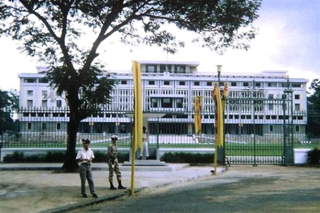 Hai người lính đứng trước cổng Dinh Độc Lập Saigon history | Lịch sử Sài Gòn qua ảnh | Sài Gòn hòn ngọc Viễn Đông