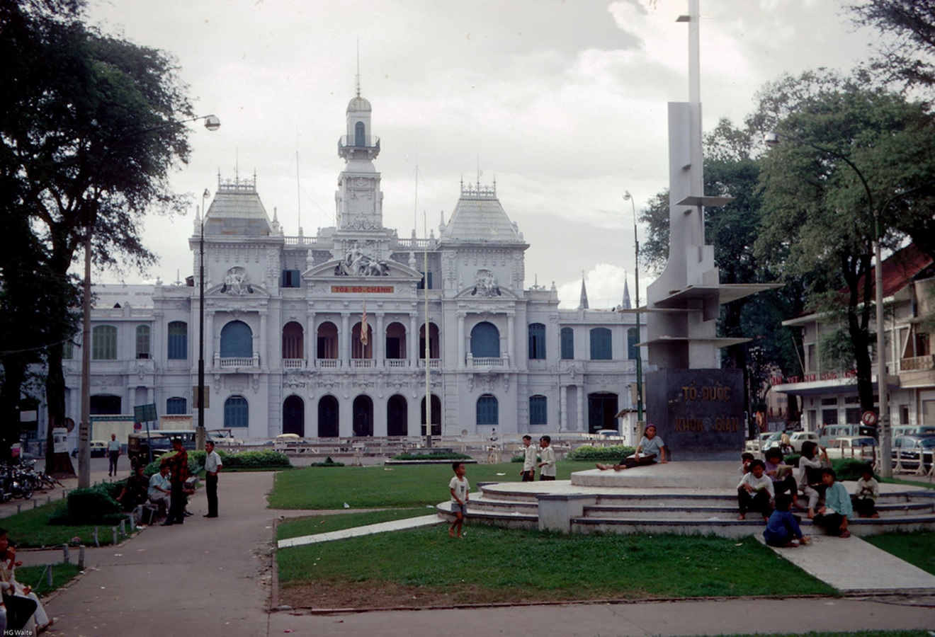 Phía trước Tòa thị chánh Sài Gòn Saigon history | Lịch sử Sài Gòn qua ảnh | Sài Gòn hòn ngọc Viễn Đông