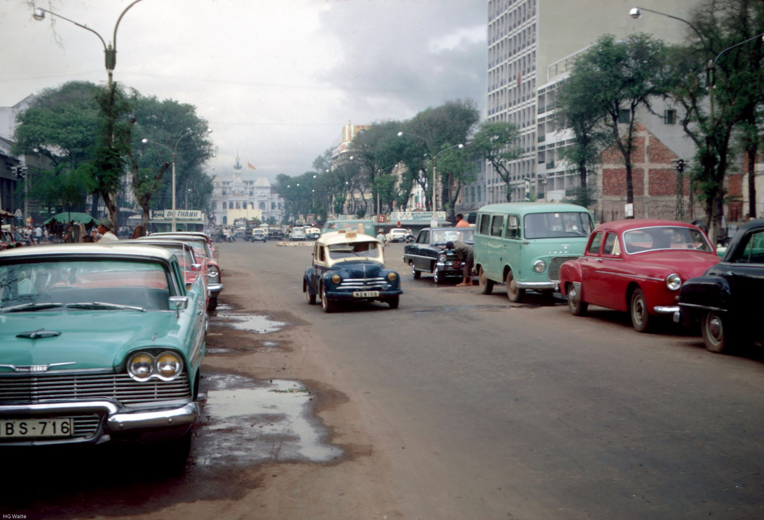 Phía trước Tòa thị chánh Sài Gòn Saigon history | Lịch sử Sài Gòn qua ảnh | Sài Gòn hòn ngọc Viễn Đông