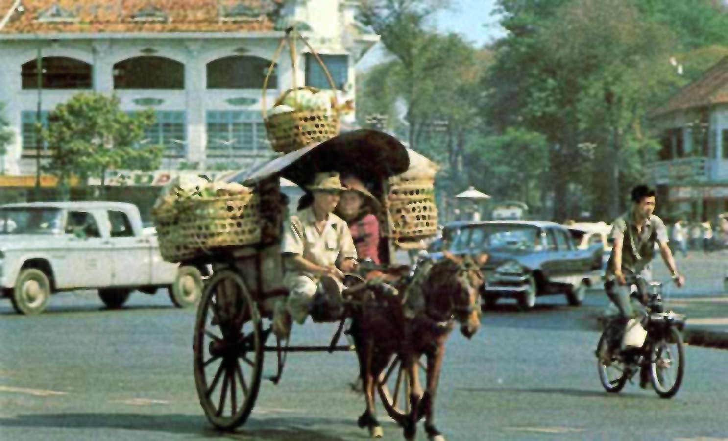 Đại lộ Hàm Nghi – Phó Đức Chính cạnh bến xe gần bến trước Chợ Bến Thành Saigon history | Lịch sử Sài Gòn qua ảnh | Sài Gòn hòn ngọc Viễn Đông