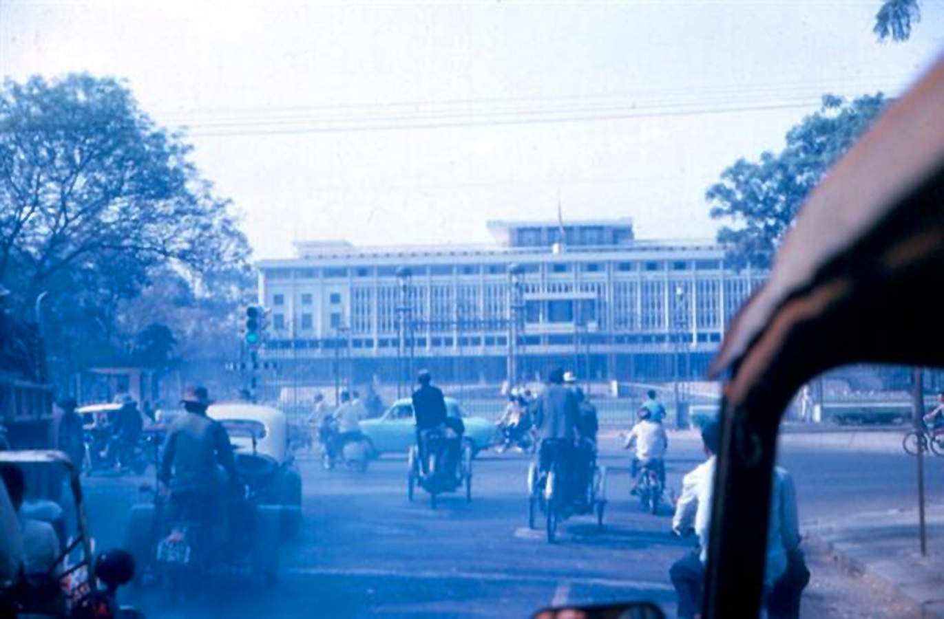 Khung cảnh xe cộ tấp nập phía trước Dinh Độc Lập Saigon history | Lịch sử Sài Gòn qua ảnh | Sài Gòn hòn ngọc Viễn Đông