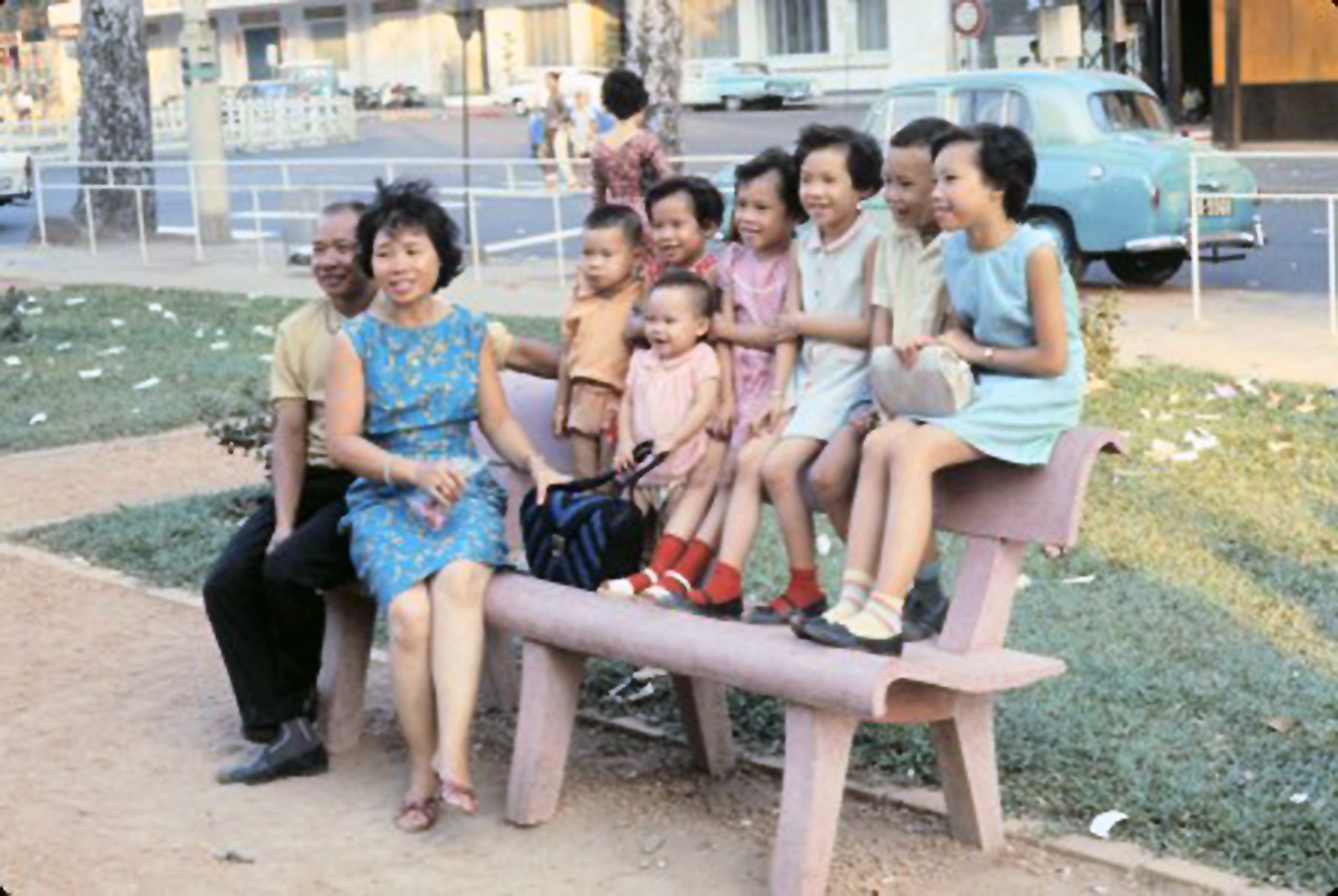 Ảnh chụp một gia đình đông con, Công trường Lam Sơn, Sài Gòn  Saigon history | Lịch sử Sài Gòn qua ảnh | Sài Gòn hòn ngọc Viễn Đông