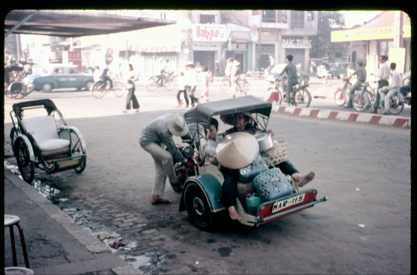 Một chiếc xe xích lô máy ở huyện Đa Kao Saigon history | Lịch sử Sài Gòn qua ảnh | Sài Gòn hòn ngọc Viễn Đông