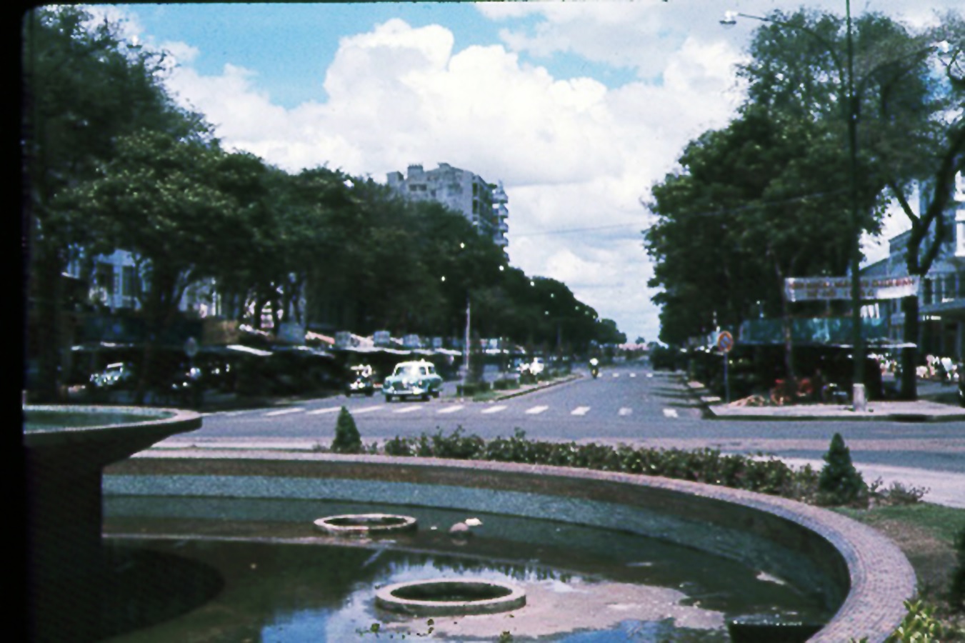 Đài phun nước ở bùng binh hai đường Nguyễn Huệ, Lê Lợi, Saigon history | Lịch sử Sài Gòn qua ảnh | Sài Gòn hòn ngọc Viễn Đông