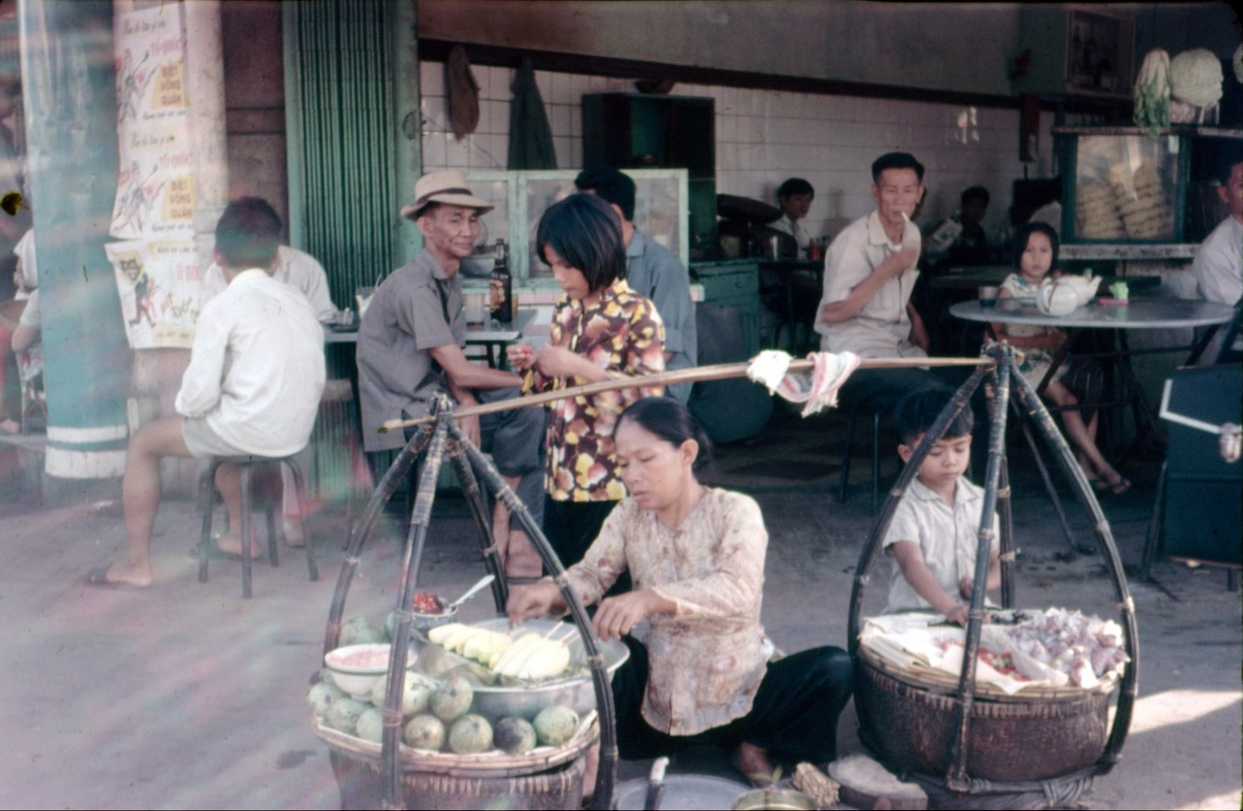Người bán hàng rong trên vỉa hè ở huyện Đa Kao, Saigon history | Lịch sử Sài Gòn qua ảnh | Sài Gòn hòn ngọc Viễn Đông