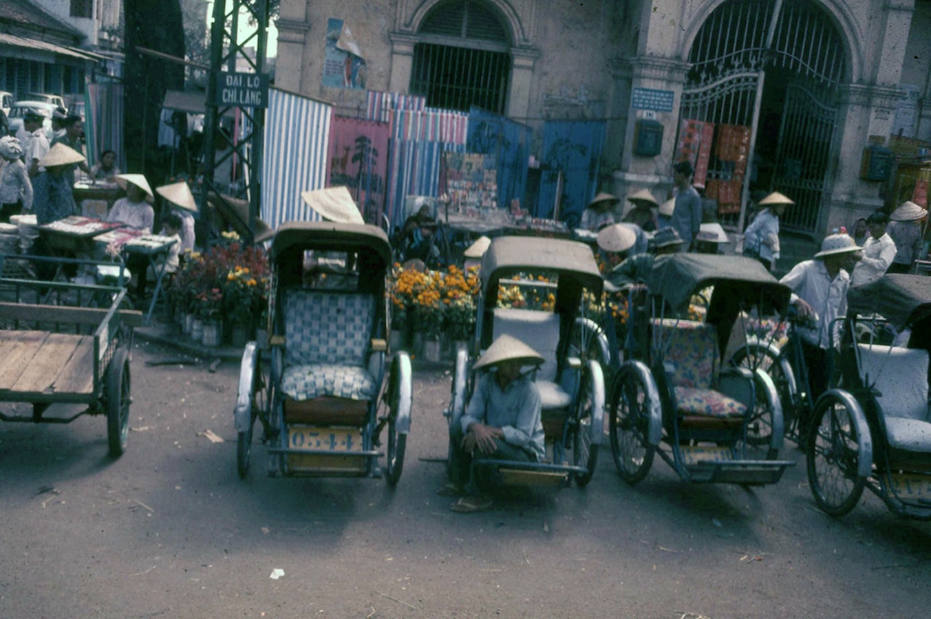 Người đi xe ba bánh ngồi chờ mua vé ở chợ Sài Gòn Saigon history | Lịch sử Sài Gòn qua ảnh | Sài Gòn hòn ngọc Viễn Đông