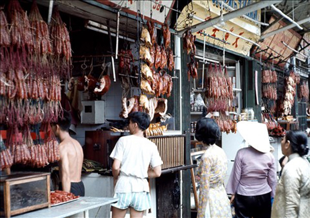 Người xếp hàng mua đồ ở Sài Gòn chợ Cũ Saigon history | Lịch sử Sài Gòn qua ảnh | Sài Gòn hòn ngọc Viễn Đông