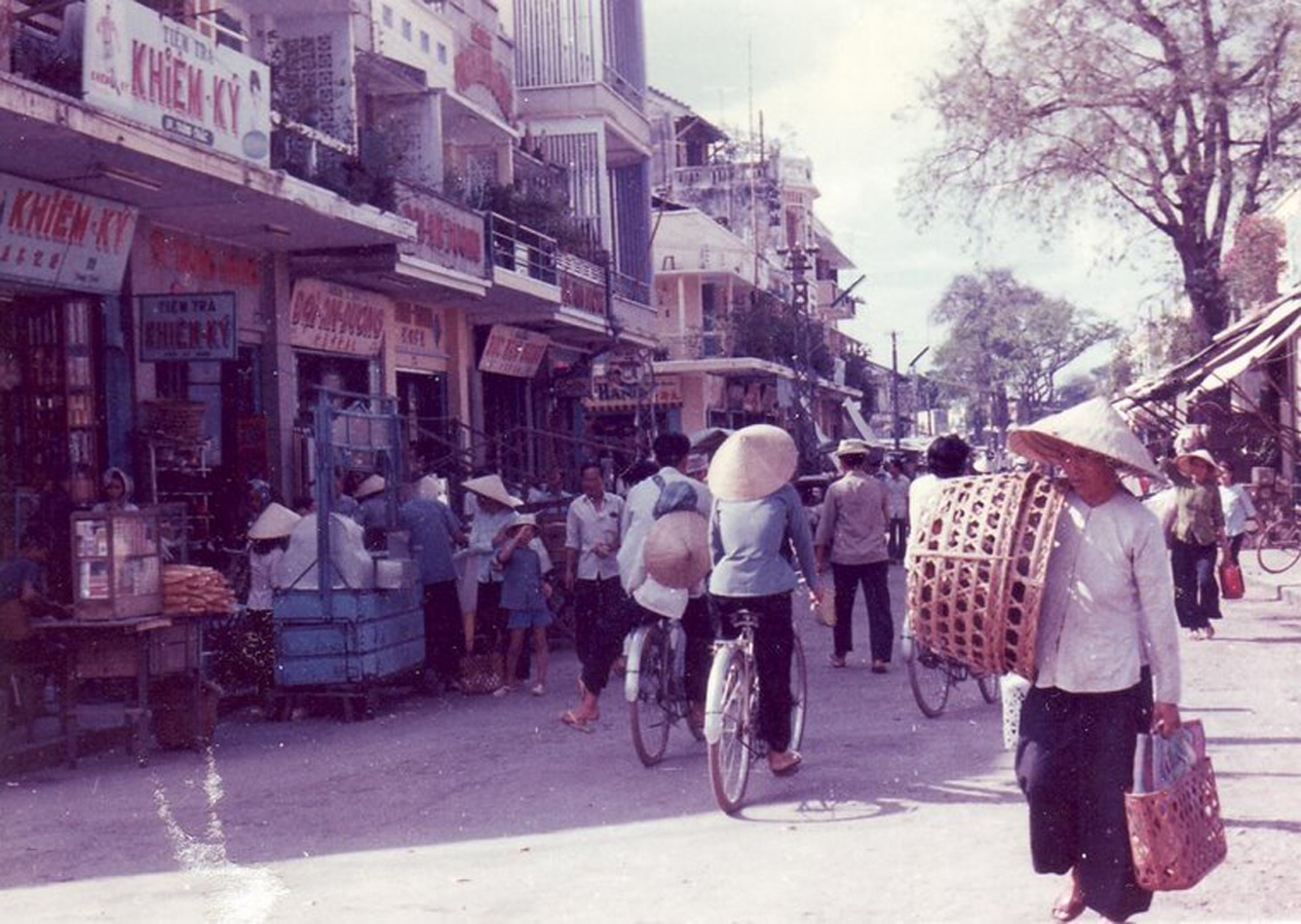 Khung cảnh dòng người qua lại trước các cửa hàng ở Sài Gòn ngày xưa Saigon history | Lịch sử Sài Gòn qua ảnh | Sài Gòn hòn ngọc Viễn Đông