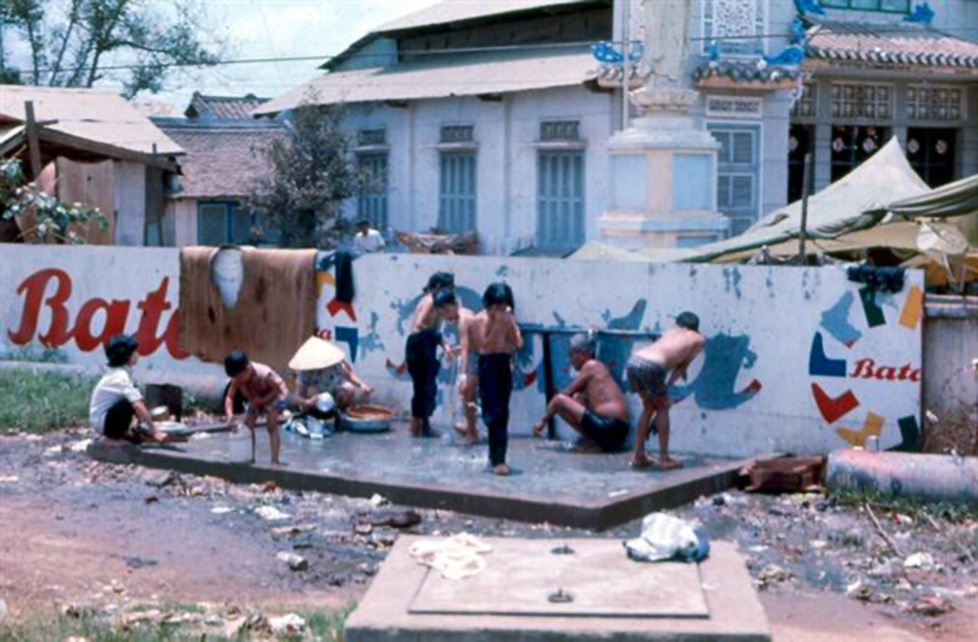 Cảnh tắm rửa tại một trung tâm tị nạn ở Sài Gòn Saigon history | Lịch sử Sài Gòn qua ảnh | Sài Gòn hòn ngọc Viễn Đông