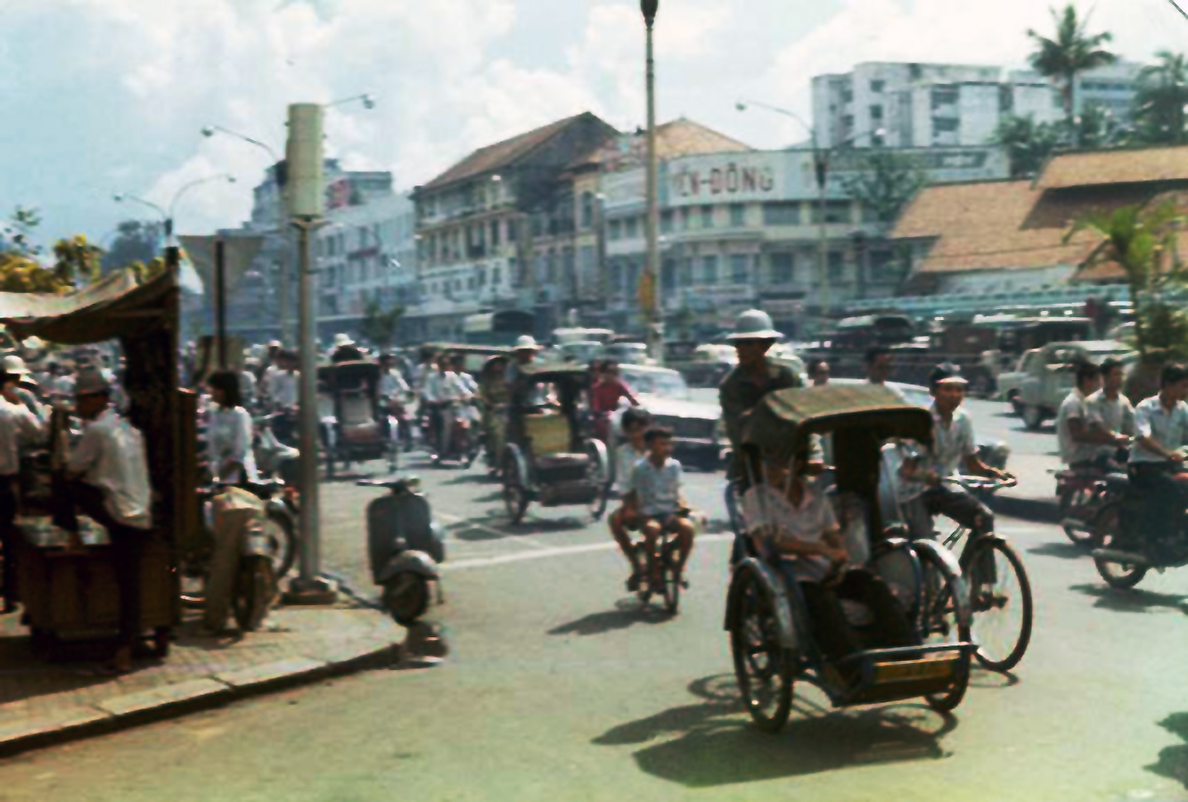 Saigon history Cảnh xe cộ đông đúc ở ngã tư Lê Lợi – Công Lý | Lịch sử Sài Gòn qua ảnh | Sài Gòn hòn ngọc Viễn Đông
