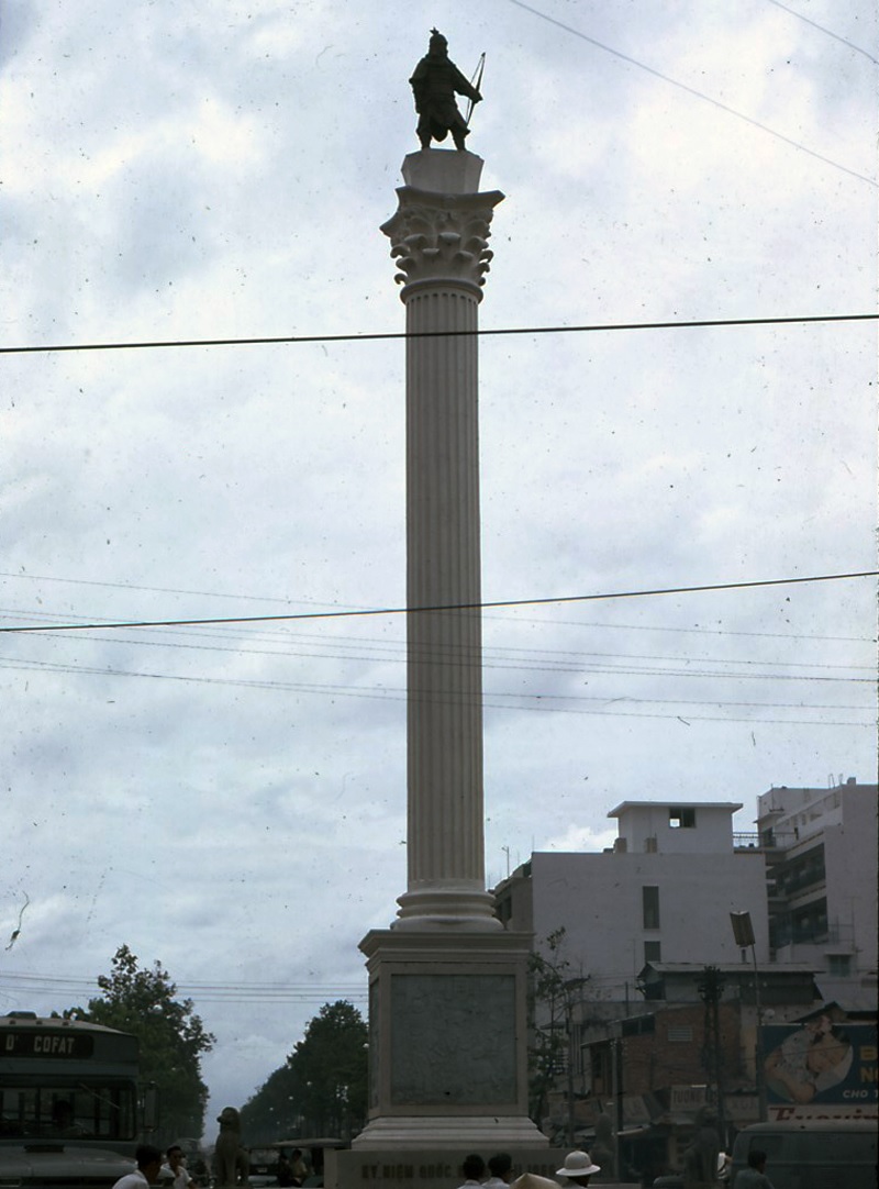 Tượng An Dương Vương ở ngã sáu Minh Mạng Sài Gòn Saigon history | Lịch sử Sài Gòn qua ảnh | Sài Gòn hòn ngọc Viễn Đông