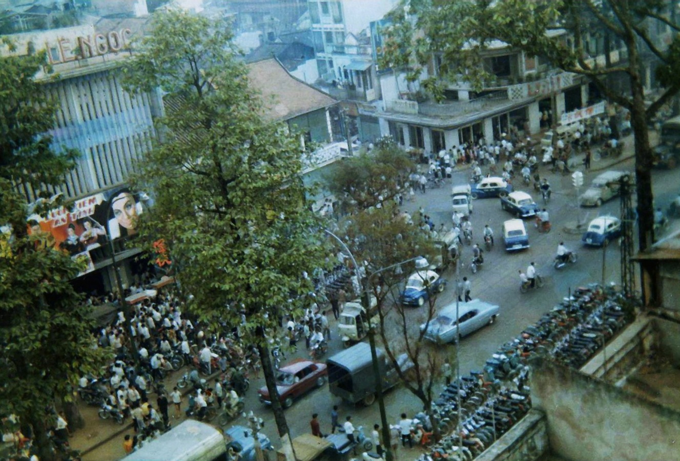 Saigon history Quang cảnh trước rạp Lê Ngọc đường Tổng Đốc Phương Chợ Lớn | Lịch sử Sài Gòn qua ảnh | Sài Gòn hòn ngọc Viễn Đông