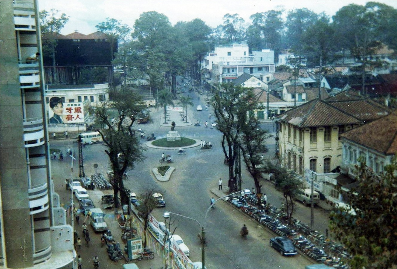 Chính giữa hình là tượng đài Chiến sĩ Vô danh. Bên góc trái là khu vực ga xe lửa Mỹ Tho Saigon history | Lịch sử Sài Gòn qua ảnh | Sài Gòn hòn ngọc Viễn Đông