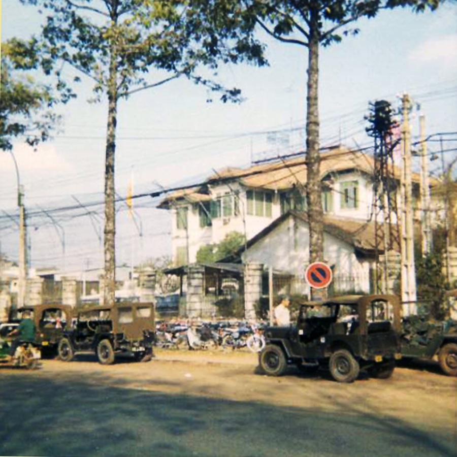 Phía trước Trụ sở Cố vấn Quân sự Hoa Kỳ, Sài Gòn Saigon history | Lịch sử Sài Gòn qua ảnh | Sài Gòn hòn ngọc Viễn Đông