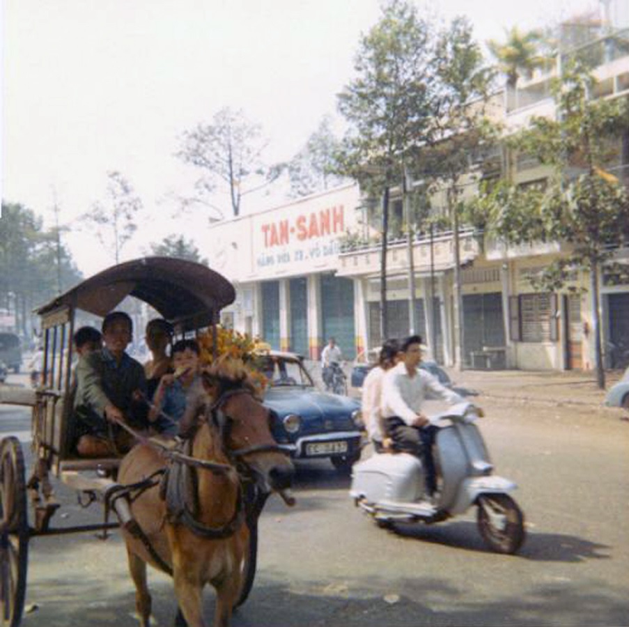 Một chiếc xe ngựa trên đường Nguyễn Tri Phương cạnh ngã tư Nguyễn Tri Phương – Hùng Vương Saigon history | Lịch sử Sài Gòn qua ảnh | Sài Gòn hòn ngọc Viễn Đông