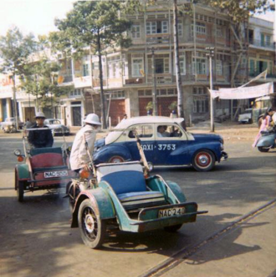 Xe taxi và xích lô tiêu biểu ở Sài Gòn thời đó tại ngã tư Nguyễn Tri Phương, Hùng Vương, Saigon history | Lịch sử Sài Gòn qua ảnh | Sài Gòn hòn ngọc Viễn Đông