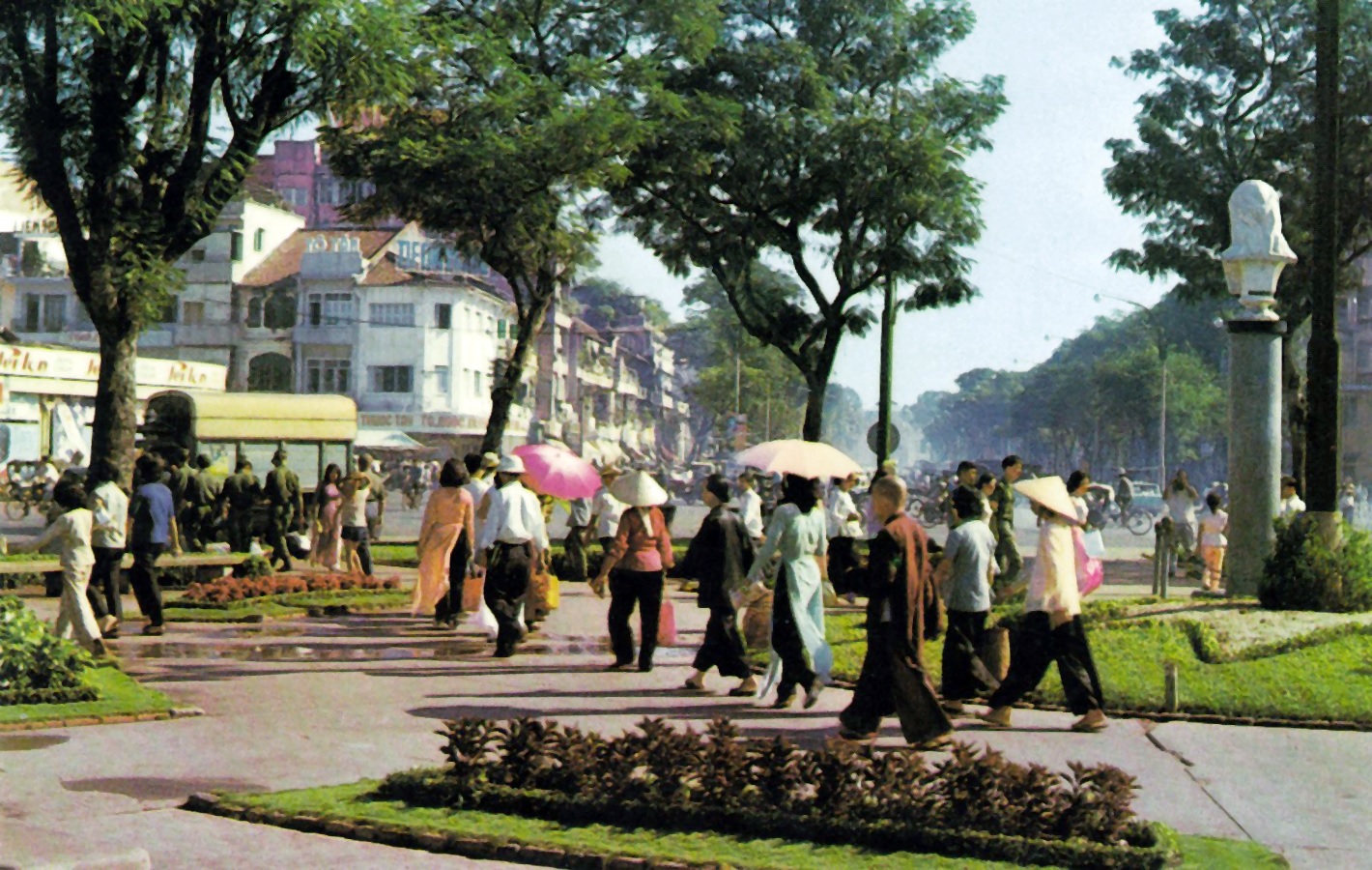 Dòng người nhộn nhịp ở Công viên trung tâm tại trước chợ Bến Thành, Sài Gòn  Saigon history | Lịch sử Sài Gòn qua ảnh | Sài Gòn hòn ngọc Viễn Đông