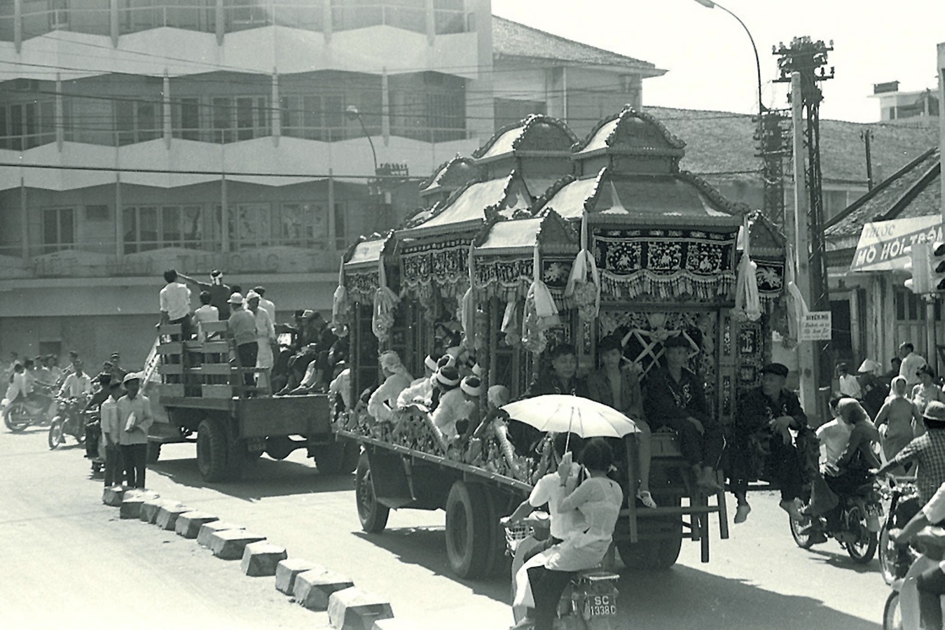 Ảnh của Keith McGraw – Một đám tang ở ngã tư Phú Nhuận Saigon history | Lịch sử Sài Gòn qua ảnh | Sài Gòn hòn ngọc Viễn Đông