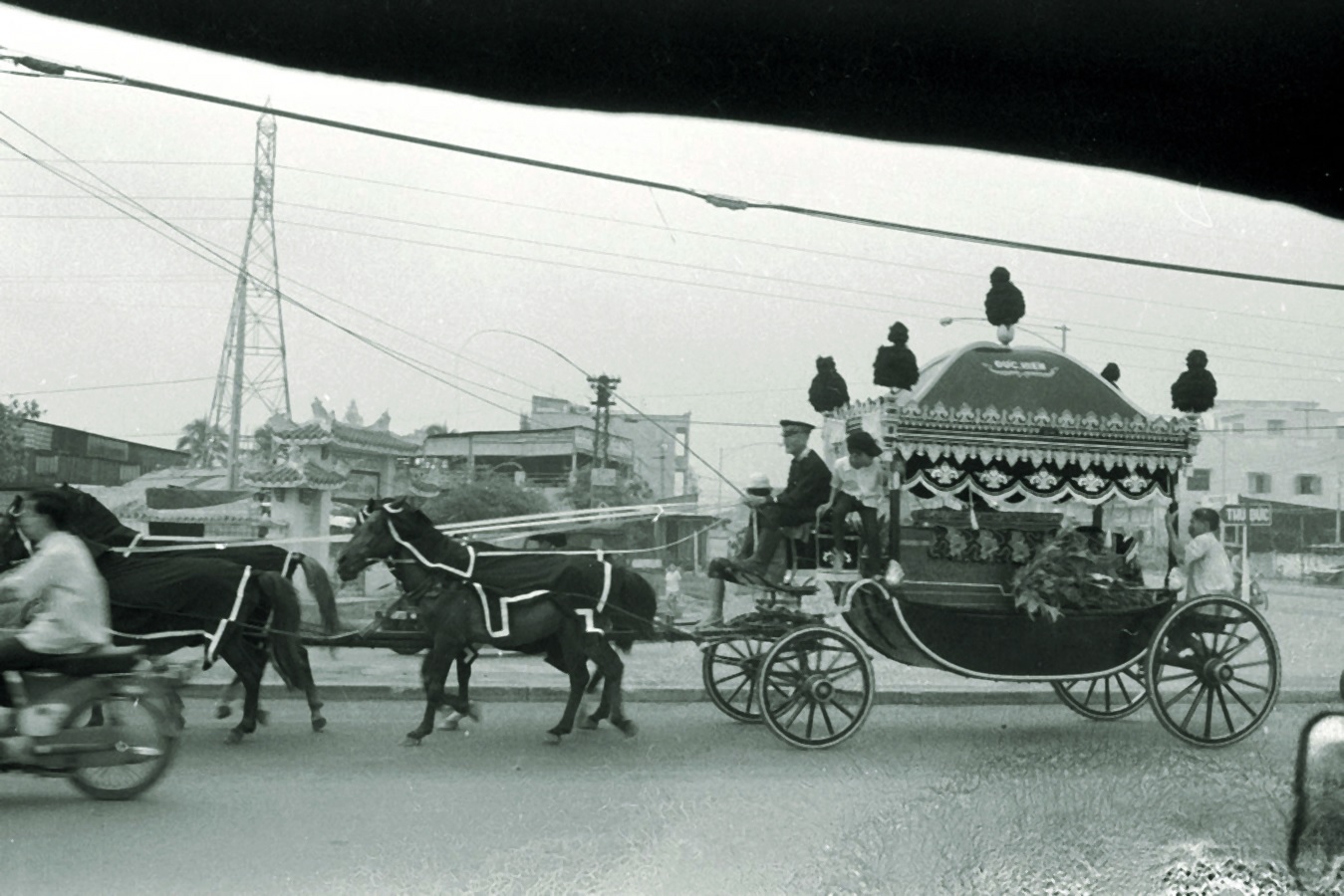 Một đám tang khác ở ngã tư Hàng Xanh, ảnh của Keith McGraw Saigon history | Lịch sử Sài Gòn qua ảnh | Sài Gòn hòn ngọc Viễn Đông