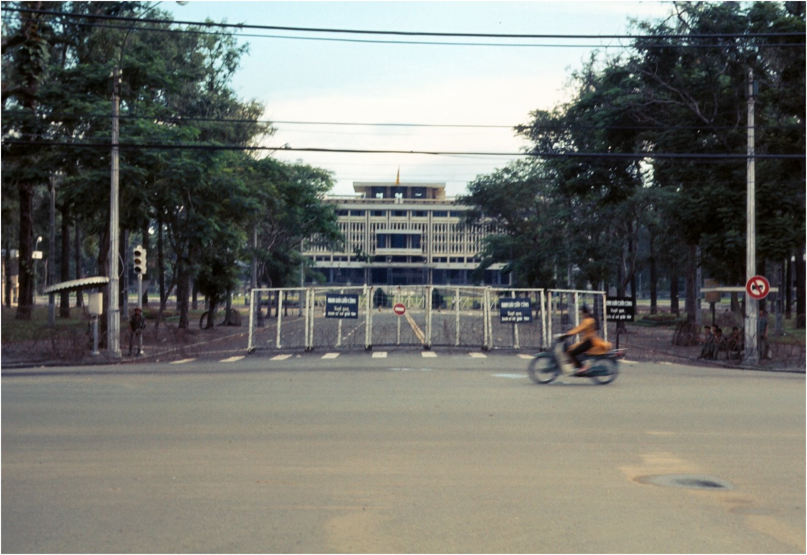Phía trước Dinh Độc Lập Saigon history | Lịch sử Sài Gòn qua ảnh | Sài Gòn hòn ngọc Viễn Đông