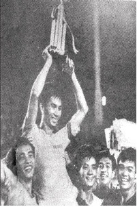 Phạm Huỳnh Tam Lang nâng cao cúp vàng Merdeka, tổ chức tại Mã Lai Á năm 1966